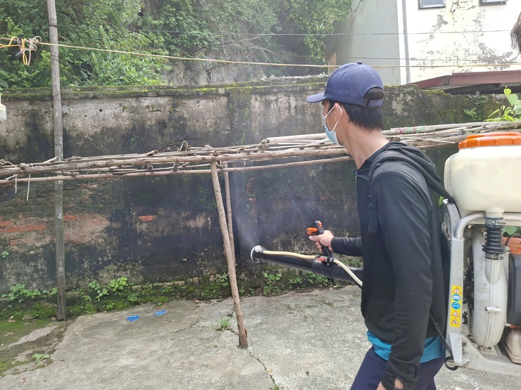 Quốc Oai chủ động khoanh vùng, xử lý triệt để ổ dịch sốt xuất huyết tại thôn du nghệ- Ảnh 7.