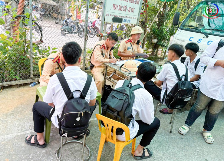Công an xã Quốc Oai ra quân xử lý vi phạm trật tự an toàn giao thông, lập lại kỷ cương trên địa bàn- Ảnh 3.