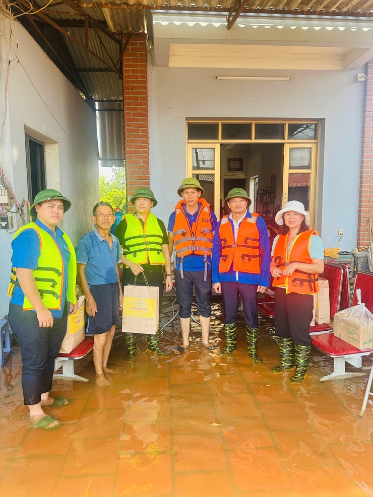 Ủy ban MTTQ xã Thư Lâm trao quà cứu trợ người dân vùng ngập lụt thôn Kim Tiên- Ảnh 9.