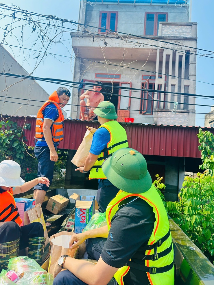 Ủy ban MTTQ xã Thư Lâm trao quà cứu trợ người dân vùng ngập lụt thôn Kim Tiên- Ảnh 8.