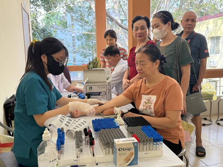 Hà Nội luôn quan tâm chăm sóc người cao tuổi được sống khỏe mạnh, an vui và có ích- Ảnh 1.