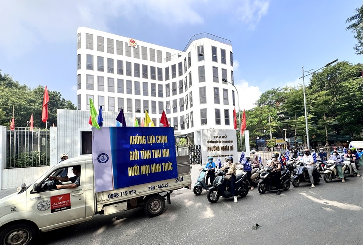 Phường Nghĩa Đô tổ chức đoàn xe tuyên truyền hưởng ứng Ngày Quốc tế Trẻ em gái 11/10- Ảnh 2.