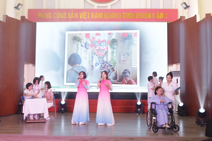 Bệnh viện Đa khoa Đống Đa tổ chức Hội diễn văn nghệ chào mừng 55 năm ngày thành lập- Ảnh 1.