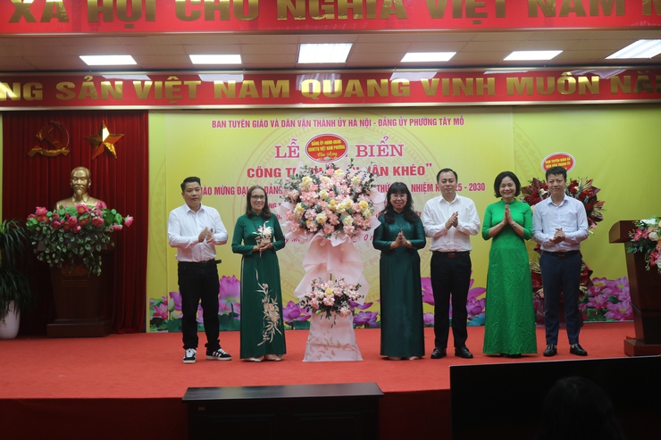 LỄ GẮN BIỂN CÔNG TRÌNH "DÂN VẬN KHÉO" CHÀO MỪNG ĐẠI HỘI ĐẢNG BỘ THÀNH PHỐ HÀ NỘI LẦN THỨ XVIII- Ảnh 3.