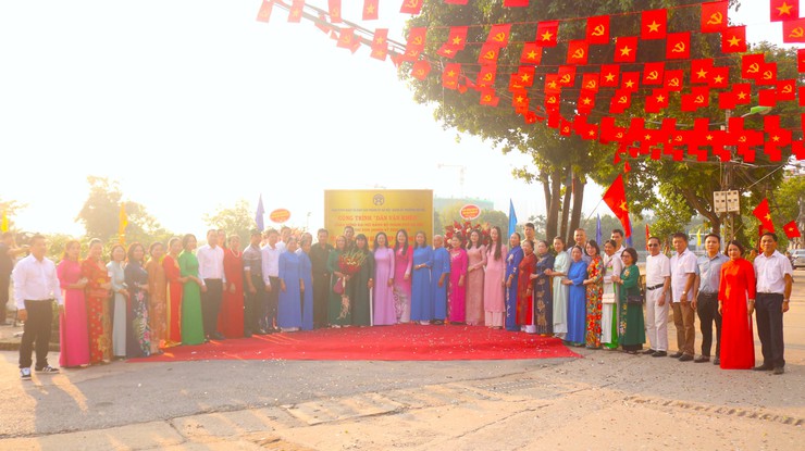 LỄ GẮN BIỂN CÔNG TRÌNH "DÂN VẬN KHÉO" CHÀO MỪNG ĐẠI HỘI ĐẢNG BỘ THÀNH PHỐ HÀ NỘI LẦN THỨ XVIII- Ảnh 7.