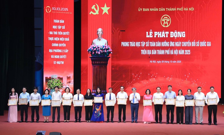 Phường Dương Nội được Thành phố tặng Bằng khen trong Chiến dịch 45 ngày đêm ra quân hỗ trợ chuyển đổi số trong giai đoạn đầu vận hành mô hình chính quyền địa phương hai cấp- Ảnh 2.