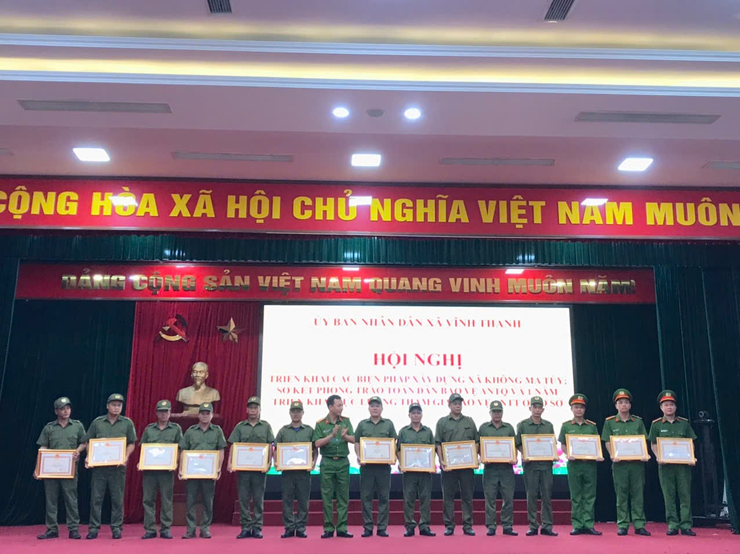 UBND xã Vĩnh Thanh tổ chức hội nghị triển khai các biện pháp xây dựng xã không ma túy; Sơ kết phong trào toàn dân bảo vệ an ninh Tổ Quốc và một năm triển khai lực lượng tham gia bảo vệ an ninh trật tự ở cơ sở.- Ảnh 8.