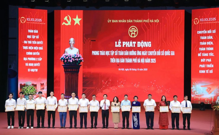 Trung tâm Phục vụ hành chính công Hà Nội triển khai mô hình “Dịch vụ công lưu động” trong lĩnh vực đất đai tại Lễ phát động Học tập số toàn dân- Ảnh 4.