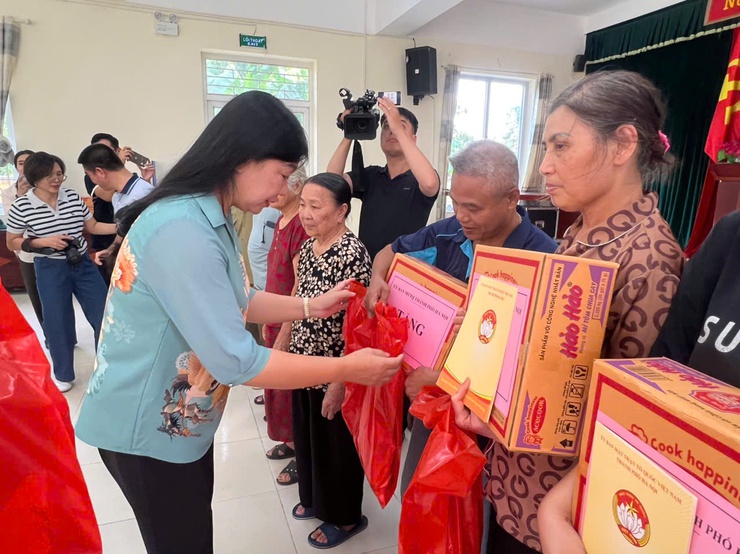 Chủ tịch UB MTTQ Việt Nam Thành phố Hà Nội thăm hỏi, tặng quà người dân phường Tây Mỗ bị ảnh hưởng do mưa bão- Ảnh 3.