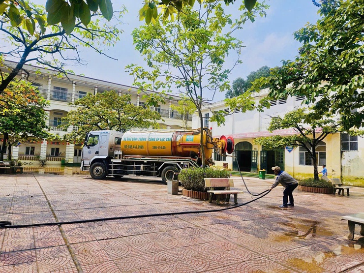 LỰC LƯỢNG ĐỊA PHƯƠNG CHUNG TAY VỆ SINH MÔI TRƯỜNG SAU MƯA NGẬP- Ảnh 2.