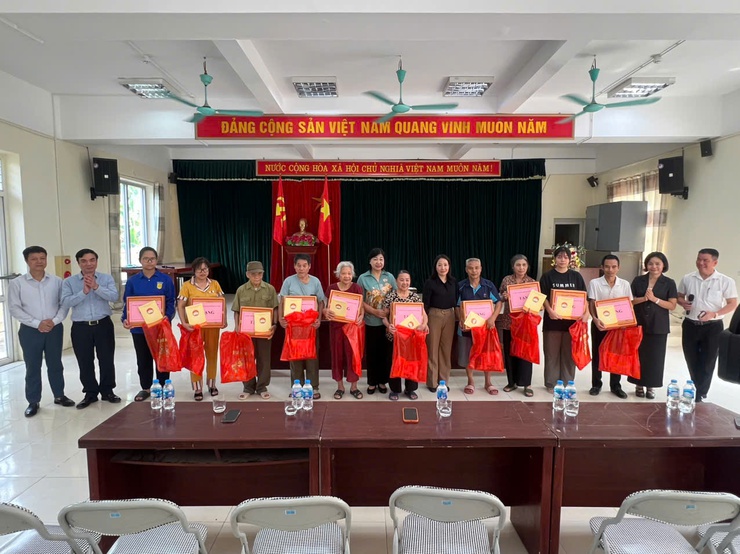 Chủ tịch UB MTTQ Việt Nam Thành phố Hà Nội thăm hỏi, tặng quà người dân phường Tây Mỗ bị ảnh hưởng do mưa bão- Ảnh 4.