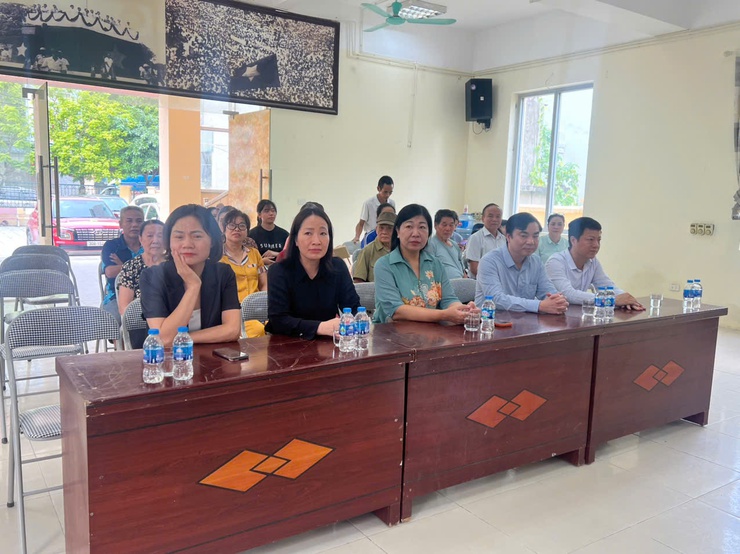 Chủ tịch UB MTTQ Việt Nam Thành phố Hà Nội thăm hỏi, tặng quà người dân phường Tây Mỗ bị ảnh hưởng do mưa bão- Ảnh 2.