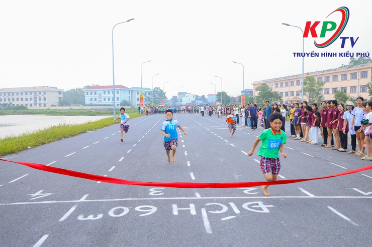 Xã Kiều Phú tổ chức thành công môn thi đấu Điền kinh trong Chương trình Đại hội Thể dục Thể thao lần thứ I, năm 2025- Ảnh 3.
