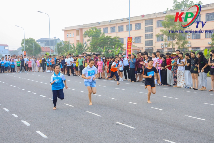 Xã Kiều Phú tổ chức thành công môn thi đấu Điền kinh trong Chương trình Đại hội Thể dục Thể thao lần thứ I, năm 2025- Ảnh 4.