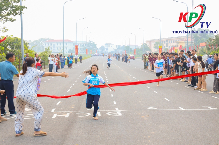 Xã Kiều Phú tổ chức thành công môn thi đấu Điền kinh trong Chương trình Đại hội Thể dục Thể thao lần thứ I, năm 2025- Ảnh 5.