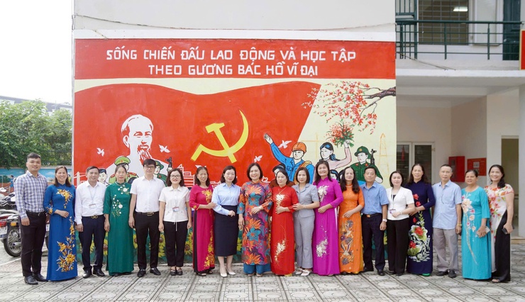 Ban Công tác Mặt trận Tổ dân phố số 11 tổ chức lễ khánh thành và gắn biển mô hình “Nhà văn hóa tổ dân phố Sáng - Xanh - Sạch - Đẹp”- Ảnh 1.