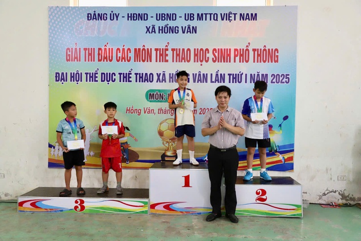 XÃ HỒNG VÂN TỔ CHỨC THÀNH CÔNG GIẢI ĐÁ CẦU HỌC SINH (TRONG KHUÔN KHỔ ĐẠI HỘI TDTT XÃ HỒNG VÂN LẦN THỨ I – NĂM 2025)- Ảnh 10.