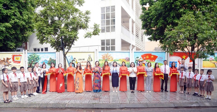 Ban Công tác Mặt trận Tổ dân phố số 11 tổ chức lễ khánh thành và gắn biển mô hình “Nhà văn hóa tổ dân phố Sáng - Xanh - Sạch - Đẹp”- Ảnh 2.