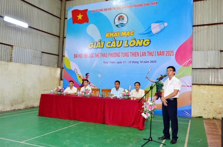 Sôi nổi giải cầu lông Đại hội Thể dục Thể thao phường Tùng Thiện lần thứ I năm 2025- Ảnh 1.