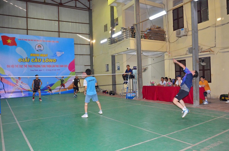 Sôi nổi giải cầu lông Đại hội Thể dục Thể thao phường Tùng Thiện lần thứ I năm 2025- Ảnh 2.