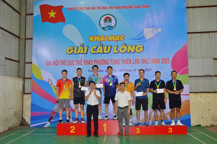 Sôi nổi giải cầu lông Đại hội Thể dục Thể thao phường Tùng Thiện lần thứ I năm 2025- Ảnh 3.