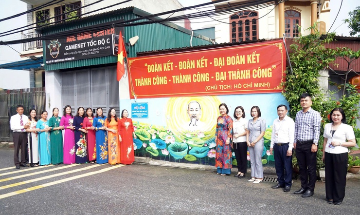 Ban Công tác Mặt trận Tổ dân phố số 11 tổ chức lễ khánh thành và gắn biển mô hình “Nhà văn hóa tổ dân phố Sáng - Xanh - Sạch - Đẹp”- Ảnh 5.