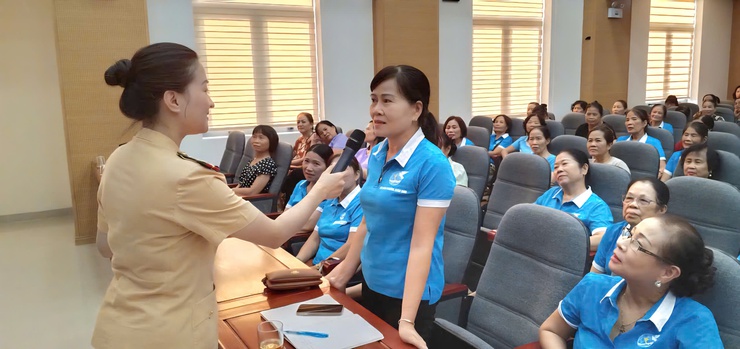 250 cán bộ, hội viên Hội Liên hiệp Phụ nữ phường Xuân Đỉnh tham gia tuyên truyền, phổ biến giáo dục pháp luật về trật tự an toàn giao thông- Ảnh 4.