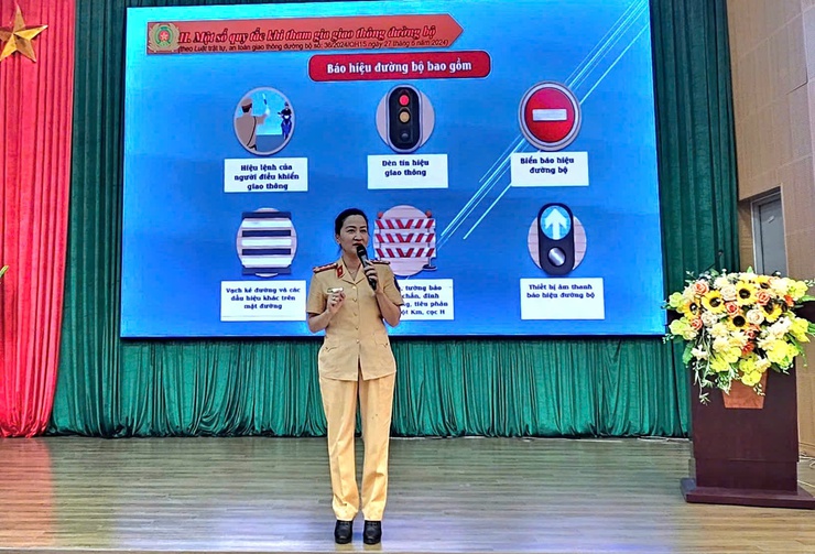 250 cán bộ, hội viên Hội Liên hiệp Phụ nữ phường Xuân Đỉnh tham gia tuyên truyền, phổ biến giáo dục pháp luật về trật tự an toàn giao thông- Ảnh 3.