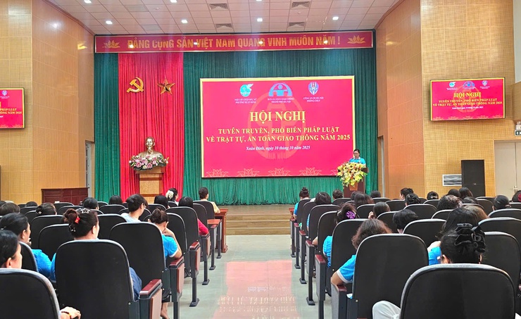 250 cán bộ, hội viên Hội Liên hiệp Phụ nữ phường Xuân Đỉnh tham gia tuyên truyền, phổ biến giáo dục pháp luật về trật tự an toàn giao thông- Ảnh 1.