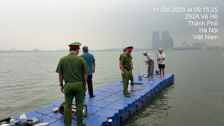 Vì tương lai Hồ Tây, hãy nói KHÔNG với đánh bắt thủy sản trái phép- Ảnh 1.