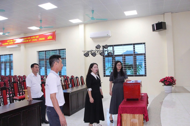 Đồng chí Trần Thị Thu Hằng – Ủy viên Ban Thường vụ Đảng ủy, Phó Chủ tịch Thường trực UBND xã Phú Nghĩa kiểm tra công tác chuẩn bị bầu cử Trưởng thôn trên địa bàn xã- Ảnh 1.