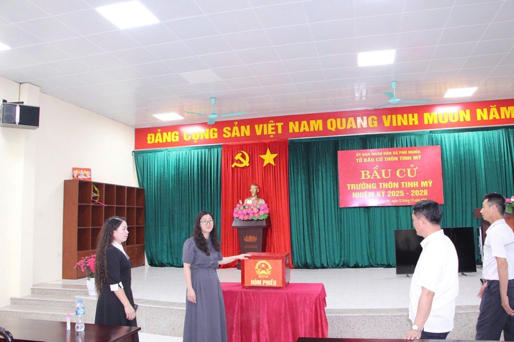 Đồng chí Trần Thị Thu Hằng – Ủy viên Ban Thường vụ Đảng ủy, Phó Chủ tịch Thường trực UBND xã Phú Nghĩa kiểm tra công tác chuẩn bị bầu cử Trưởng thôn trên địa bàn xã- Ảnh 2.