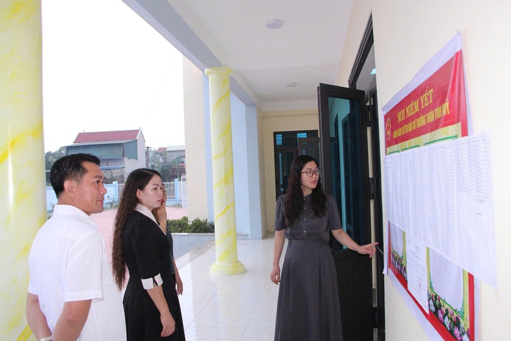 Đồng chí Trần Thị Thu Hằng – Ủy viên Ban Thường vụ Đảng ủy, Phó Chủ tịch Thường trực UBND xã Phú Nghĩa kiểm tra công tác chuẩn bị bầu cử Trưởng thôn trên địa bàn xã- Ảnh 5.