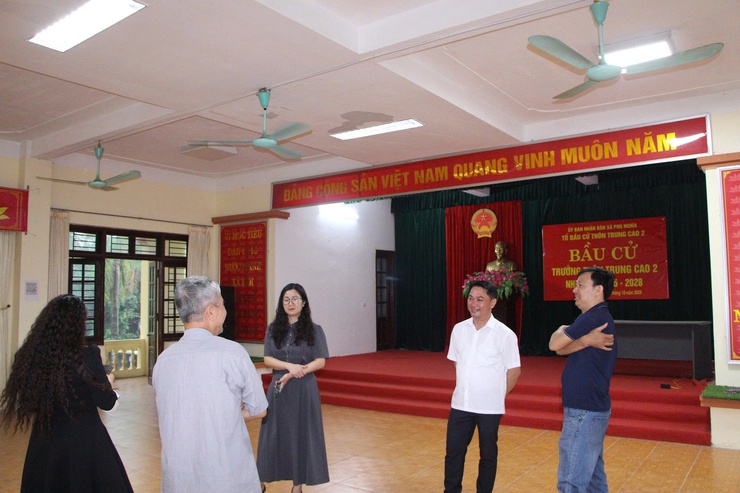 Đồng chí Trần Thị Thu Hằng – Ủy viên Ban Thường vụ Đảng ủy, Phó Chủ tịch Thường trực UBND xã Phú Nghĩa kiểm tra công tác chuẩn bị bầu cử Trưởng thôn trên địa bàn xã- Ảnh 4.