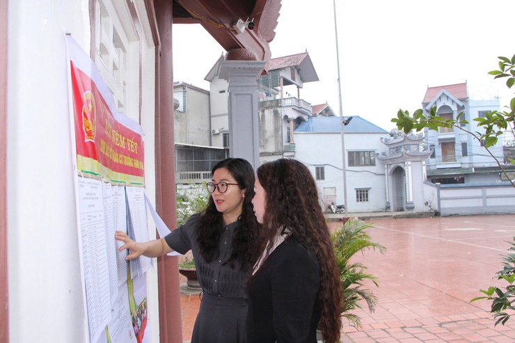 Đồng chí Trần Thị Thu Hằng – Ủy viên Ban Thường vụ Đảng ủy, Phó Chủ tịch Thường trực UBND xã Phú Nghĩa kiểm tra công tác chuẩn bị bầu cử Trưởng thôn trên địa bàn xã- Ảnh 3.