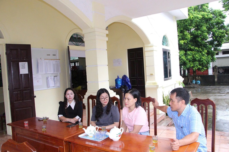 Đồng chí Trần Thị Thu Hằng – Ủy viên Ban Thường vụ Đảng ủy, Phó Chủ tịch Thường trực UBND xã Phú Nghĩa kiểm tra công tác chuẩn bị bầu cử Trưởng thôn trên địa bàn xã- Ảnh 6.