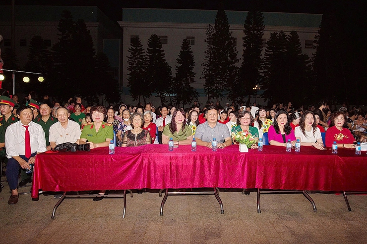 Chương trình nghệ thuật chào mừng Đại hội Đảng bộ Thành phố và 71 năm Ngày Giải phóng Thủ đô- Ảnh 1.