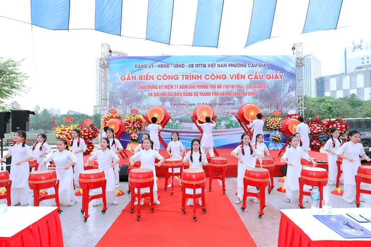 Gắn biển công trình Công viên Cầu Giấy: Công trình tiêu biểu chào mừng kỷ niệm 71 năm Ngày giải phóng Thủ đô (10/10/1954 - 10/10/2025) và chào mừng Đại hội đại biểu Đảng bộ thành phố Hà Nội lần thứ XVIII- Ảnh 1.