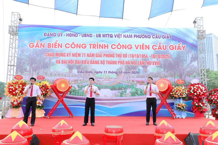 Gắn biển công trình Công viên Cầu Giấy: Công trình tiêu biểu chào mừng kỷ niệm 71 năm Ngày giải phóng Thủ đô (10/10/1954 - 10/10/2025) và chào mừng Đại hội đại biểu Đảng bộ thành phố Hà Nội lần thứ XVIII- Ảnh 2.