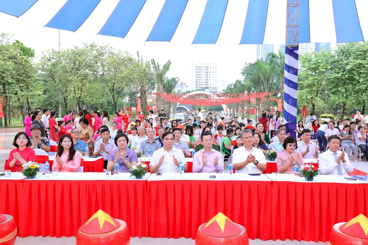 Gắn biển công trình Công viên Cầu Giấy: Công trình tiêu biểu chào mừng kỷ niệm 71 năm Ngày giải phóng Thủ đô (10/10/1954 - 10/10/2025) và chào mừng Đại hội đại biểu Đảng bộ thành phố Hà Nội lần thứ XVIII- Ảnh 3.
