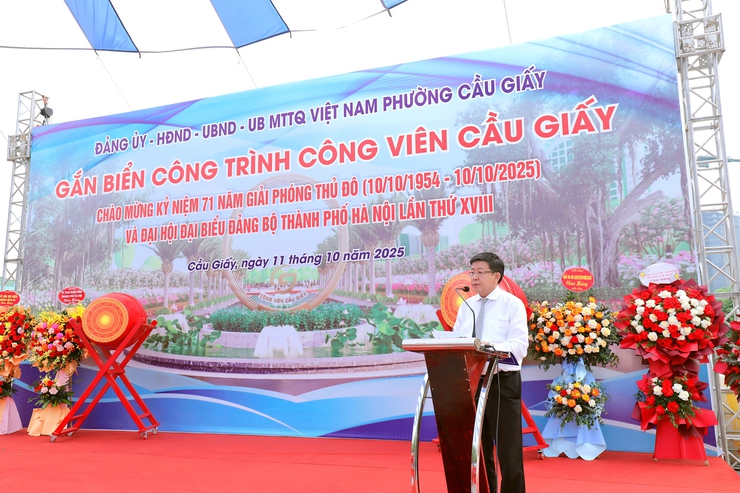Gắn biển công trình Công viên Cầu Giấy: Công trình tiêu biểu chào mừng kỷ niệm 71 năm Ngày giải phóng Thủ đô (10/10/1954 - 10/10/2025) và chào mừng Đại hội đại biểu Đảng bộ thành phố Hà Nội lần thứ XVIII- Ảnh 6.