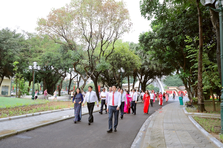 Gắn biển công trình Công viên Cầu Giấy: Công trình tiêu biểu chào mừng kỷ niệm 71 năm Ngày giải phóng Thủ đô (10/10/1954 - 10/10/2025) và chào mừng Đại hội đại biểu Đảng bộ thành phố Hà Nội lần thứ XVIII- Ảnh 7.