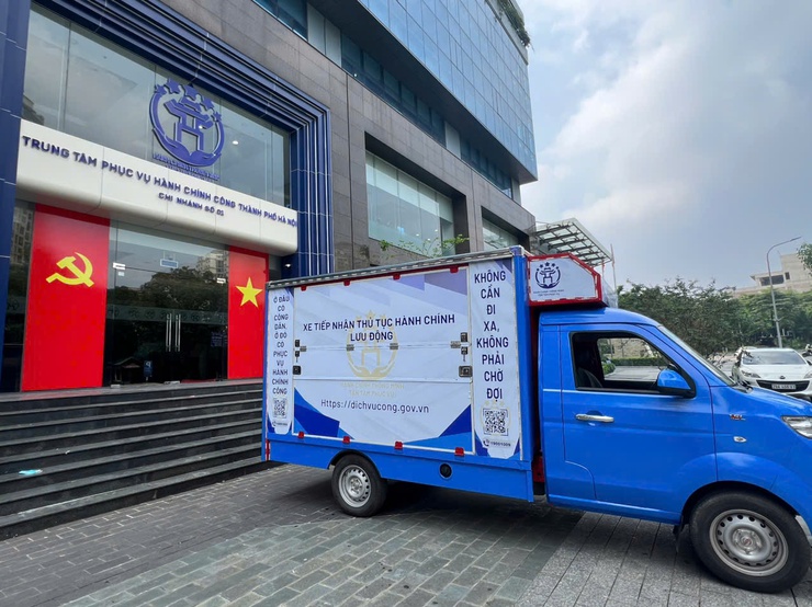 Xe Dịch vụ công lưu động đến xã Mỹ Đức: Người dân nộp hồ sơ hành chính ngay tại Nhà văn hoá thôn Đồi Dùng- Ảnh 1.