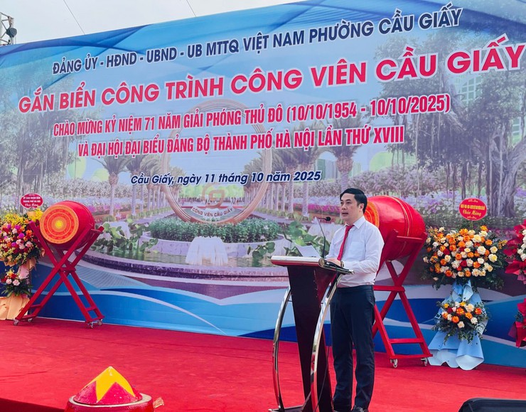 Gắn biển công trình Công viên Cầu Giấy: Công trình tiêu biểu chào mừng kỷ niệm 71 năm Ngày giải phóng Thủ đô (10/10/1954 - 10/10/2025) và chào mừng Đại hội đại biểu Đảng bộ thành phố Hà Nội lần thứ XVIII- Ảnh 5.