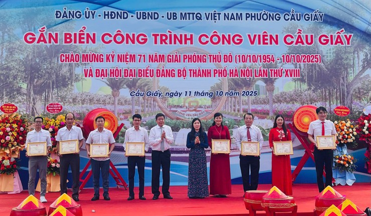 Gắn biển công trình Công viên Cầu Giấy: Công trình tiêu biểu chào mừng kỷ niệm 71 năm Ngày giải phóng Thủ đô (10/10/1954 - 10/10/2025) và chào mừng Đại hội đại biểu Đảng bộ thành phố Hà Nội lần thứ XVIII- Ảnh 14.