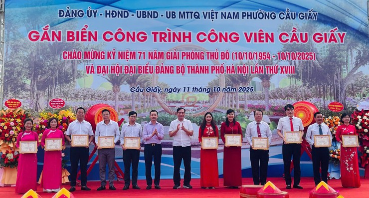 Gắn biển công trình Công viên Cầu Giấy: Công trình tiêu biểu chào mừng kỷ niệm 71 năm Ngày giải phóng Thủ đô (10/10/1954 - 10/10/2025) và chào mừng Đại hội đại biểu Đảng bộ thành phố Hà Nội lần thứ XVIII- Ảnh 15.