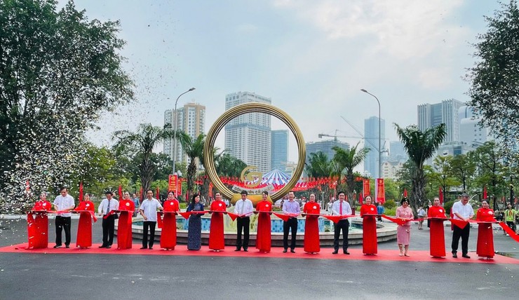 Gắn biển công trình Công viên Cầu Giấy: Công trình tiêu biểu chào mừng kỷ niệm 71 năm Ngày giải phóng Thủ đô (10/10/1954 - 10/10/2025) và chào mừng Đại hội đại biểu Đảng bộ thành phố Hà Nội lần thứ XVIII- Ảnh 8.
