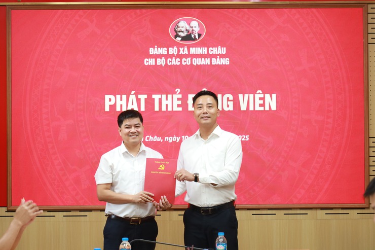 Chi bộ các cơ quan Đảng xã Minh Châu đã long trọng tổ chức Lễ kết nạp đảng viên cho quần chúng ưu tú; trao Quyết định đổi lại thẻ và thẻ đảng viên- Ảnh 6.