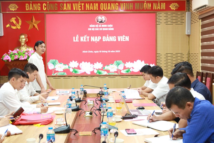 Chi bộ các cơ quan Đảng xã Minh Châu đã long trọng tổ chức Lễ kết nạp đảng viên cho quần chúng ưu tú; trao Quyết định đổi lại thẻ và thẻ đảng viên- Ảnh 4.