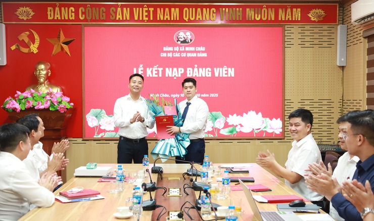 Chi bộ các cơ quan Đảng xã Minh Châu đã long trọng tổ chức Lễ kết nạp đảng viên cho quần chúng ưu tú; trao Quyết định đổi lại thẻ và thẻ đảng viên- Ảnh 2.